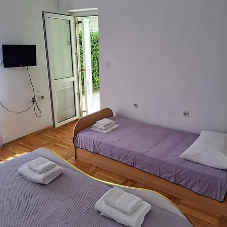 9 * Makarska